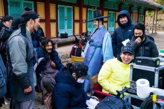 '기방도령' 촬영장에서 웃고 있는 남대중 감독과 이준호, 최귀화/'기방도령' 스틸