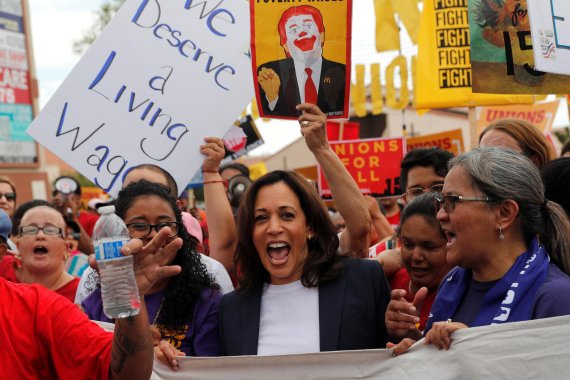 미국 민주당 대선 경선 후보인 카멀라 해리스 상원의원(캘리포니아주)이 지난 6월 14일 네바다주 라스베이거스에서 최저임금을 15달러로 인상할 것을 요구하는 맥도날드 종업원들의 시위에서 구호를 외치고 있다. 로이터 뉴스1