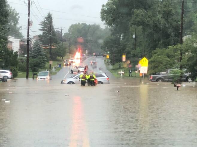 메릴랜드 몽고메리 카운티의 도로가 폭우로 인해 침수돼 있다. [트위터 캡처]