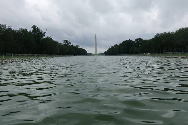 워싱턴 기념탑과 링컨 기념관 사이에 있는 호수의 수위가 폭우로 인해 상승해 있다. [신화=연합뉴스]
