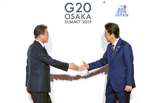 문재인 대통령이 지난 6월 28일 오전 인텍스 오사카에서 열린 G20 정상회의 공식환영식에서 의장국인 일본 아베 신조 총리와 악수하고 있다. /사진=(오사카)이충우 기자