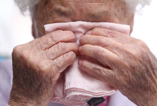 일본군 위안부 피해자 이옥선 할머니가 10일 오후 서울 종로구 옛일본대사관터 앞에서 열린 제1395차 일본군 성노예제 문제 해결을 위한 정기 수요시위에서 눈물을 훔치고 있다. 백소아 기자