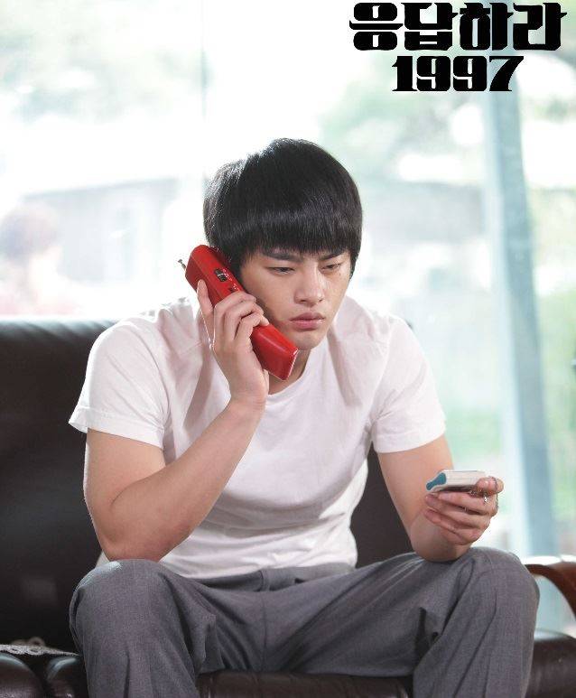 드라마 '응답하라 1997'에서 주인공 윤윤제(배우 서인국)가 집 전화로 무선호출기에 저장된 음성메시지를 확인하고 있다. tvN 홈페이지 캡쳐