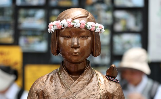 서울 종로구 옛 일본대사관 앞에 설치된 평화의 소녀상. [뉴스1]