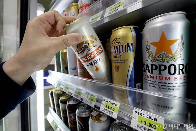 【서울=뉴시스】김병문 기자 = 일본 정부의 반도체 핵심 소재에 대한 수출 규제에 대한 한국 소비자들의 불매운동으로 일본 수입맥주 매출이 20% 떨어졌다. 사진은 9일 오후 서울의 한 편의점에 진열된 일본 수입맥주의 모습. 2019.07.09. dadazon@newsis.com