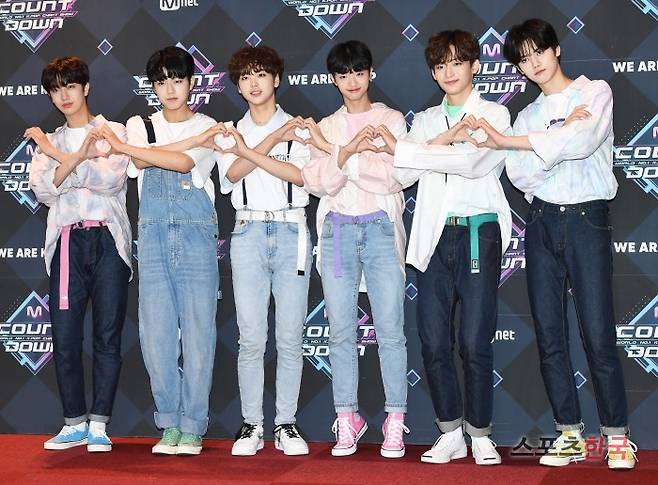 Mnet '엠카운트다운' 리허설 전 포토타임에 참석한 '프로듀스X101' 함원진, 이진우, 송형준, 손동표, 구정모, 강민희 연습생. 사진=조은정 기자 new@hankooki.com