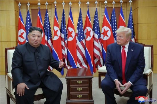 김정은 북한 국무위원장과 도널드 트럼프 미국 대통령이 6월 30일 판문점에서 만났다고 조선중앙통신이 1일 보도했다. 사진은 중앙통신이 홈페이지에 공개한 것으로 판문점 남측 자유의집 VIP실에서 대화하는 북미 정상의 모습.