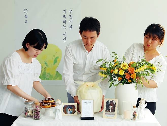 장례문화 스타트업 ‘꽃잠’의 오지민(왼쪽)·유종희(가운데) 공동대표가 4일 서초구의 한 사무실에서 직원인 권현지씨와 함께 작은 장례의 추모식 제단을 정성스레 차리고 있다. 꽃잠은 장례식이 고인을 애도하고 유족의 슬픔을 달랠 수 있는 예식이 되도록 서비스하려 한다. 정용일 기자 yongil@hani.co.kr