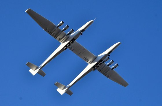 세계 최대의 항공기 '스트라토론치'가 지난 4월 미국 캘리포니아에서 시험비행을 하고 있다.이날 스트라토론치는 로켓없이 날았다. [로이터=연합뉴스]