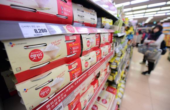 4일 서울의 한 대형마트의 즉석밥 코너에서 소비자들이 가격을 비교하며 구매를 하고 있다. 2018.3.4 정연호 기자 tpgod@seoul.co.kr 4일 서울의 한 대형마트의 즉석밥 코너에서 소비자들이 가격을 비교하며 구매를 하고 있다. 2018.3.4 정연호 기자 tpgod@seoul.co.kr