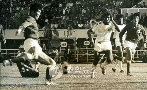 1976년 9월 11일 제6회 박대통령배 축구대회 개막전 한국-말레이시아 경기에서 차범근 선수가 만회 골을 넣고 있다. [연합뉴스 자료사진]