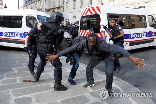 경찰이 팡테옹을 점거한 시위대를 진압하고 있다. [로이터=연합뉴스]