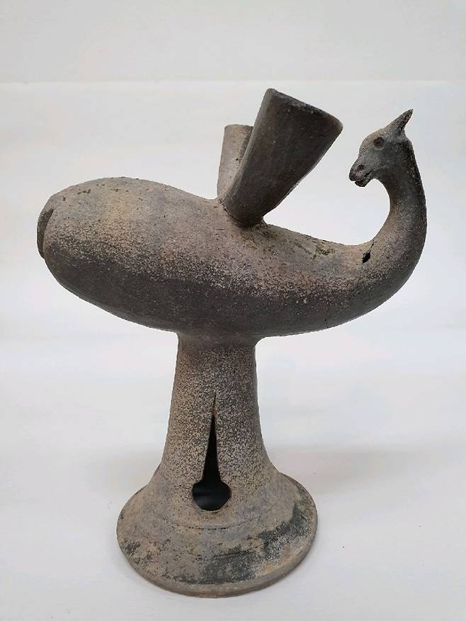 사슴 모양의 동물이 뒤돌아보는 순간의 모습을 형상화한 아라가야의 토기뿔잔. 5~6세기 아라가야 시대의 무덤떼인 경남 함안 말이산 고분군의 45호분에서 최근 나온 이 작품은 빼어난 조형미를 지닌 가야시대 상형토기의 최고걸작으로 평가된다. 사슴이 뒤를 바라보는 순간의 특징을 절묘하게 포착한 머리통 부분의 사실적 표현과 불룩하면서도 유연한 타원형 몸체의 초현실적인 이미지, 브이(V)자 모양의 뿔잔이 절묘한 조화를 이루면서 어우러진 작품이다. 애초 머리 부분이 사라진 채 몸체 뿔잔 부분만 출토되어 언론에 공개됐다가 공개 직후 무덤 묘실 바닥에서 사슴모양의 머리쪽 부분이 발견되면서 서로 맞붙여 온전한 모양새를 되찾게 됐다.