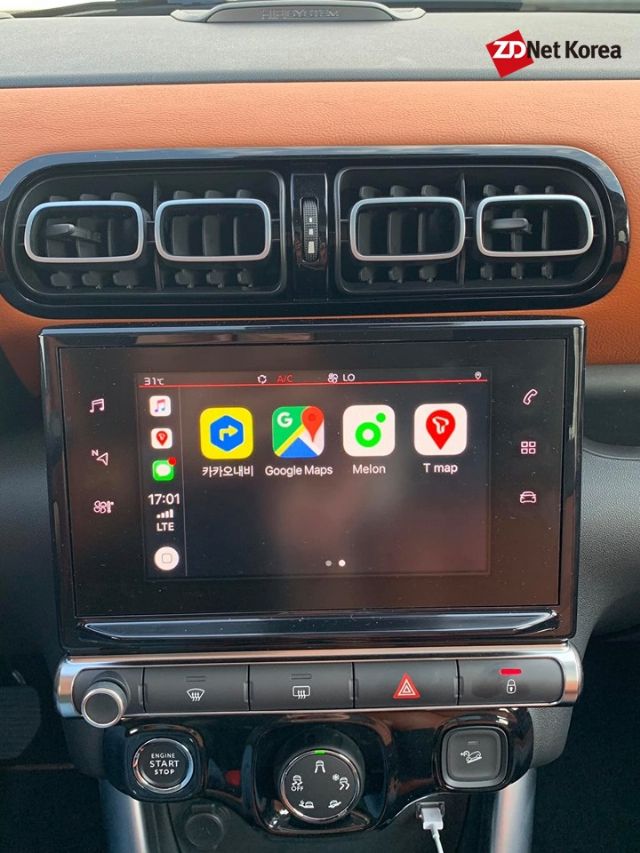 애플 카플레이와 구글 안드로이드 오토 등을 지원하는 7인치 시트로엥 뉴 C3 에어크로스 SUV 디스플레이 (사진=지디넷코리아)