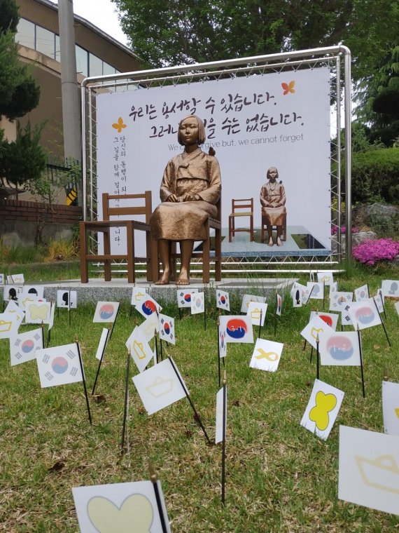 목포마리아회고 운동장에 일본군 위안부 피해 할머니를 기리는 평화의 소녀상이 설치돼있다. [사진=목포마리아회고 제공]
