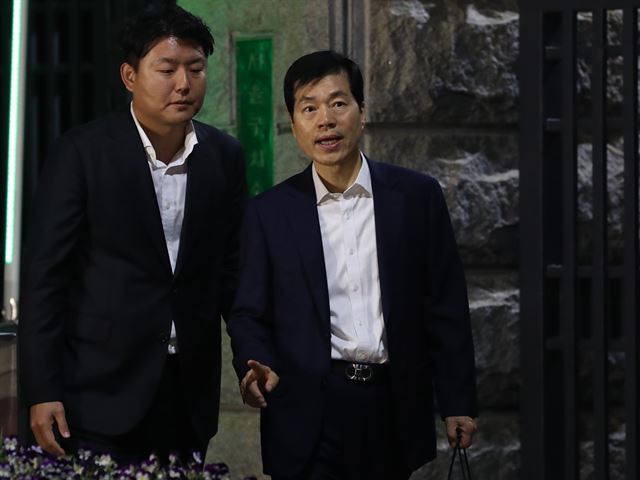 김태한(오른쪽) 삼성바이오로직스 대표가 지난 달 25일 구속영장이 기각되자 대기 중이던 서울구치소에서 나와 귀가하고 있다. 의왕=연합뉴스