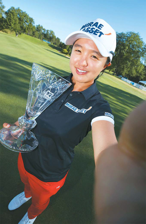 15일(한국시간) LPGA 투어 마라톤클래식에서 우승을 차지한 김세영이 우승 트로피를 들고 기념 셀카 사진을 찍고 있다. [AFP = 연합뉴스]