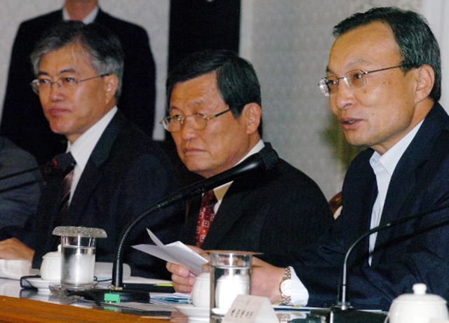 2005년 8월 26일 서울 정부중앙청사에서 열린 ‘한일회담 문서공개관련 민관공동위원회’ 회의에 참석한 문재인 대통령(당시 민정수석·왼쪽)과 이해찬 당시 국무총리(오른쪽). 국가기록사진