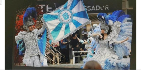 2016년 대구컬러풀페스티벌에 참가한 한 팀이 욱일기를 연승시키는 깃발을 흔들고 있다. [사진 김병태 대구시의원]