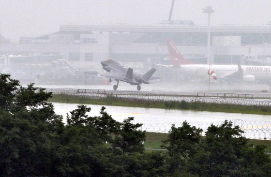 우리나라의 사상 첫 스텔스 전투기인 F-35A가 지난 3월에 이어 15일 한국에 무사히 착륙하고 있다. 프리랜서 김성태