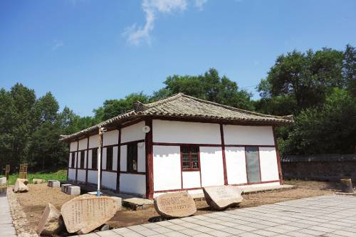 중국 옌볜조선족자치주 룽징의 윤동주 생가 입구에 있는 명동교회 전경. 건물 밖 십자가는 철거된 지 오래다.