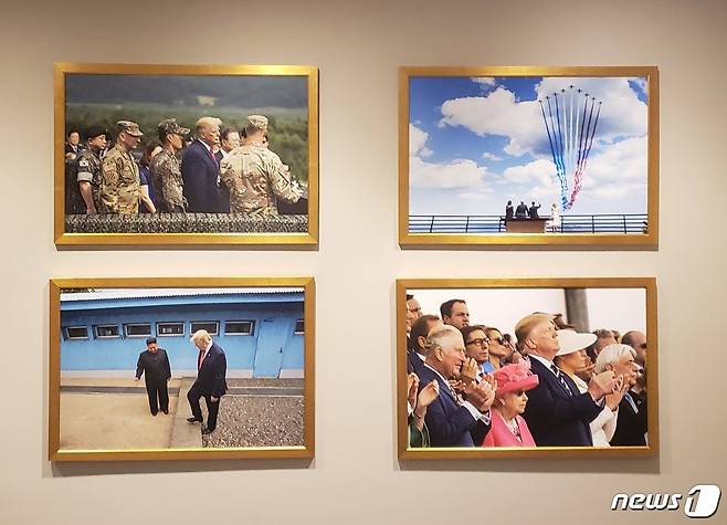 백악관 웨스트윙 벽에 걸린 도널드 트럼프 미국 대통령과 김정은 북한 국무위원장 사진. (블룸버그통신의 제니퍼 제이콥스 백악관 선임기자 트위터) © 뉴스1