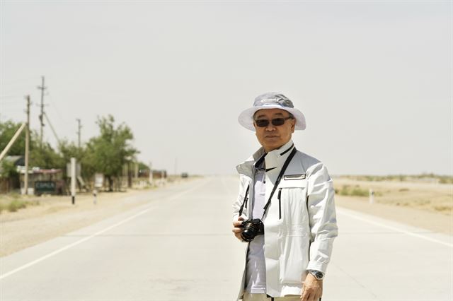 2018년 5월 김석동 전 금융위원장이 우즈베키스탄의 키질쿰 사막을 횡단하며 현지 답사 연구를 하고 있다. 김석동 전 금융위원장 제공