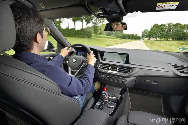 지난 12일(현지시간) 독일 뮌헨에서 본지 기자가 BMW 뉴 1시리즈를 시승하고 있다. /사진제공=BMW