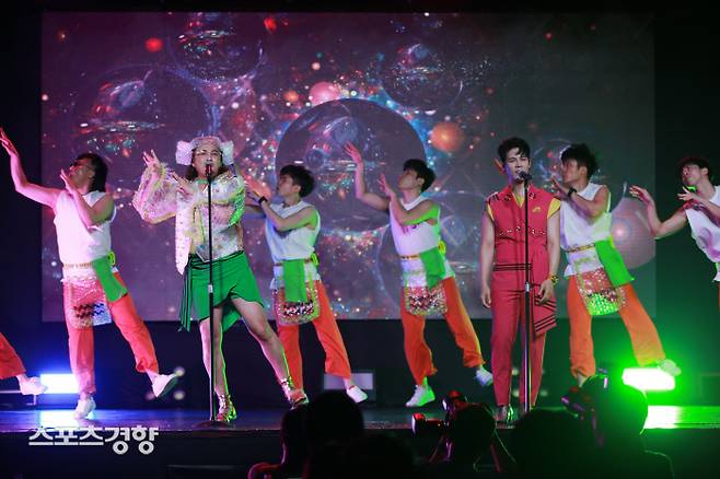 그룹 노라조가 17일 오후 서울 홍대 무브홀에서 열린 신곡 ‘샤워’ 쇼케이스에서 열창하고 있다. 사진 마루기획