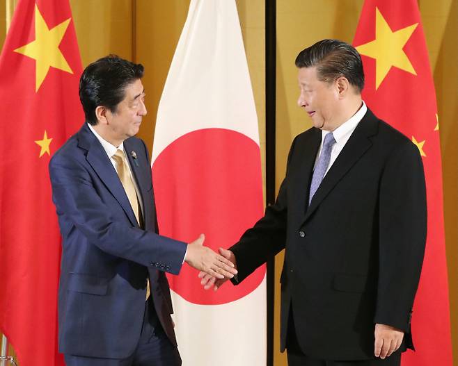 아베 신조 일본 총리(왼쪽)와 시진핑 중국 국가주석이 지난달 27일 일본 오사카의 한 호텔에서 정상회담에 앞서 악수를 하고 있다.  (사진=연합뉴스)