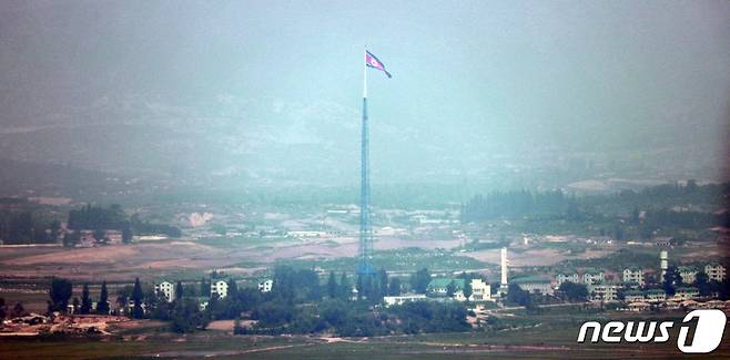 경기도 파주시 도라전망대에서 바라본 북한 기정동 마을 첨탑에 인공기가 펄럭이고 있다..© News1 이동원 기자