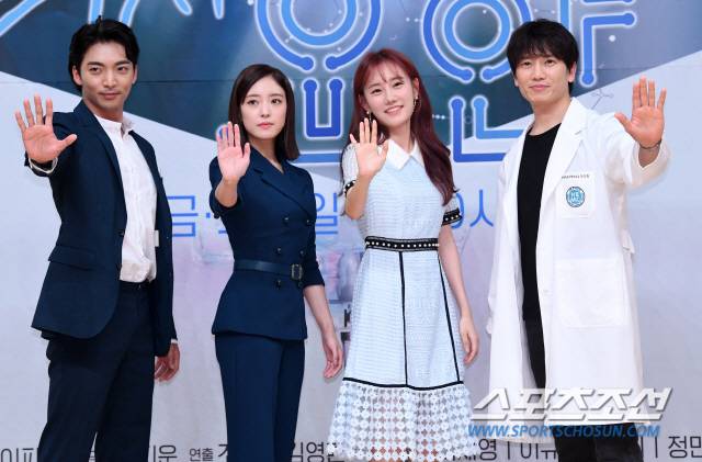 SBS 새 금토드라마 '의사 요한'의 제작발표회가 18일 서울 목동 SBS에서 열렸다. '의사 요한'은 미스터리한 통증의 원인을 흥미진진하게 찾아가는, 통증의학과 의사들의 이야기를 담은 휴먼 메디컬 드라마다. 포토타임을 갖는 지성 정민아 이세영 황희의 모습. 목동=허상욱 기자 wook@sportschosun.com/2019.07.18/