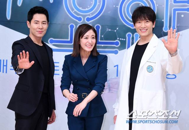 SBS 새 금토드라마 '의사 요한'의 제작발표회가 18일 서울 목동 SBS에서 열렸다. '의사 요한'은 미스터리한 통증의 원인을 흥미진진하게 찾아가는, 통증의학과 의사들의 이야기를 담은 휴먼 메디컬 드라마다. 포토타임을 갖는 이규형, 이세영, 지성의 모습. 목동=허상욱 기자 wook@sportschosun.com/2019.07.18/