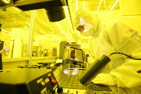 삼성전자 반도체 엔지니어가 작업에 앞서 회로가 새겨진 모습을 점검하고 있다. 삼성전자 제공