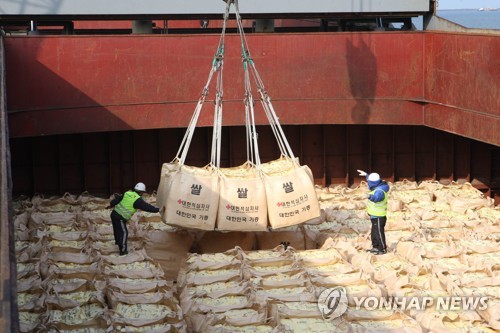 정부, WFP통해 국내산 쌀 5만t 북에 제공 (서울=연합뉴스) 통일부가 지난 6월 19일 "정부는 북한의 식량상황을 고려하여 그간 세계식량계획(WFP)과 긴밀히 협의한 결과, 우선 국내산 쌀 5만t을 북한에 지원하기로 했다"고 발표했다.      정부가 국제기구를 통해 북한에 국내산 쌀을 지원하는 것은 처음이다. 대북 쌀 지원은 2010년 이후 9년 만이다.      사진은 2010년 군산항에서 북한 수재민에게 전달할 쌀을 배에 선적하고 있는 모습. [연합뉴스 자료사진]