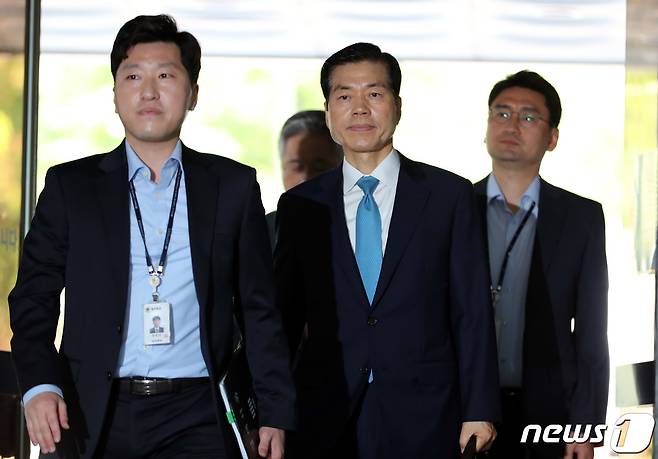 삼성바이오로직스(이하 삼성바이오) 분식회계 혐의를 받고 있는 김태한 삼성바이오로직스 대표이사가 19일 오전 서울 서초구 서울중앙지방법원에서 열린 구속 전 피의자심문(영장실질심사)에 출석하고 있다. 2019.7.19/뉴스1 © News1 박정호 기자