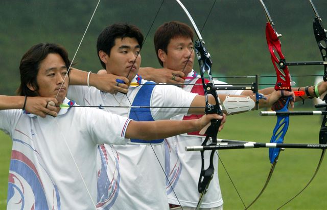 2004년 아테네 올림픽에 참가한 한국 남자 대표팀 선수 장용호(왼쪽부터) 임동현 박경모 선수. 한국일보 자료사진
