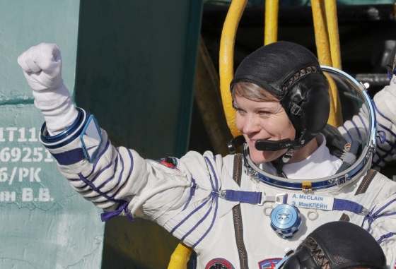 NASA 달 탐사 계획 '아르테미스'에서 달에 착륙할 최초 여성 우주인으로 선정될 유력 후보로 꼽히는 앤 매클레인(Anne McClain). /사진=AFP
