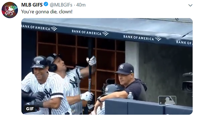 ▲ 뉴욕 양키스 브렛 가드너가 스트라이크 콜에 불만을 품고 더그아웃 지붕을 방망이로 두드리고 있다. ⓒ MLB GIFS 트위터 캡처.