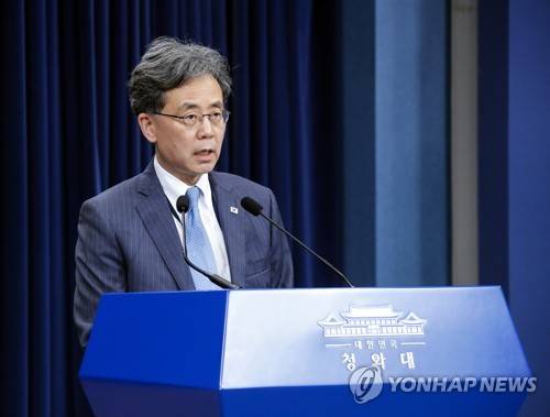 일본 수출규제 관련 브리핑하는 김현종 국가안보실 2차장 (서울=연합뉴스) 배재만 기자 = 김현종 국가안보실 2차장이 19일 오후 청와대 춘추관 브리핑룸에서 일본의 대(對)한국 수출규제 보복 조치와 관련한 입장을 밝히고 있다. scoop@yna.co.kr