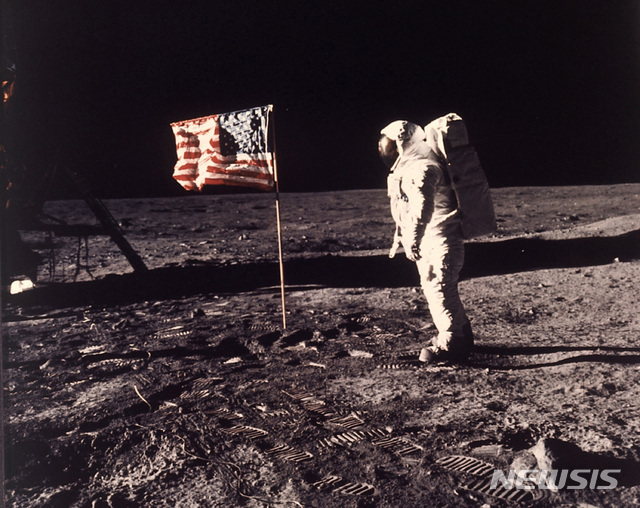 【나사·AP/뉴시스】 인류 최초로 인간이 달에 착륙한지 20일로 꼭 50년이 된다. 사진은 1969년 7월 20일 미항공우주국(NASA)의 버즈 올드린이 달표면에 꽂은 성조기 옆에 서있는 모습. 2019.07.10