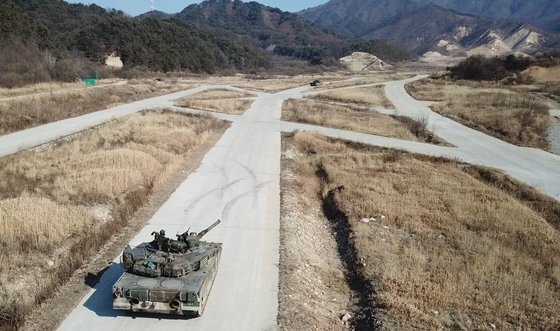 13일 혹한기 훈련에서 83전차대대 K1E1 전차가 전방 표적을 향해기동하고 있다. [영상캡처=공성룡 기자]