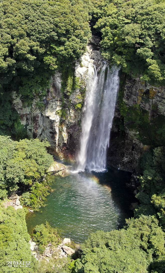 태풍 다나스가 뿌린 비로 모습을 드러낸 엉또폭포. ㅣ 제주도 제공