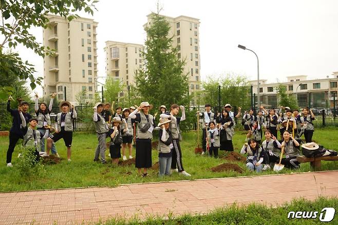 한남대학교 해외봉사단이 몽골 올란바타르 이태준 선생 기념공원을 찾아 기증 묘목을 식재하고 기념사진을 촬영하고 있다. (사진=한남대학교 제공) /© 뉴스1