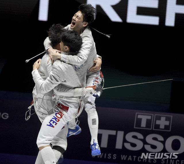 【부다페스트=AP/뉴시스】대한민국 남자 사브르 대표 선수들이 21일(현지시간) 헝가리 부다페스트에서 열린 국제펜싱연맹(FIE) 2019 세계 펜싱 선수권 남자 사브르 단체전 결승에서 헝가리에 역전승을 거두고 환호하고 있다.구본길, 하한솔, 오상욱, 김준호로 구성된 남자 사브르 대표팀(세계랭킹 1위)은 헝가리에 45-44로 극적인 역전승을 거두며 세계선수권 3연패의 위업을 달성했다. 2019.07.22.