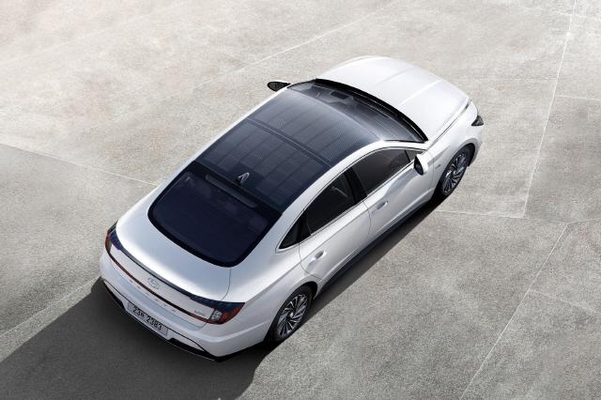 현대차가 지난 22일 출시한 신형 쏘나타 하이브리드는 지붕에 태양광 충전 장치를 달아 연료효율성을 높인 점이 특징이다. /현대차 제공