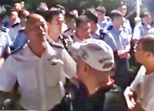 백색테러 가담 용의자들과 얘기를 나누는 홍콩 경찰 지휘관 출처: 인터넷