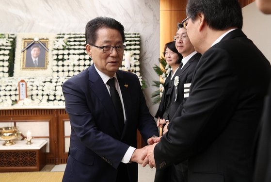 박지원 민주평회당 의원이 유족들을 위로하고 있다. [중앙포토]