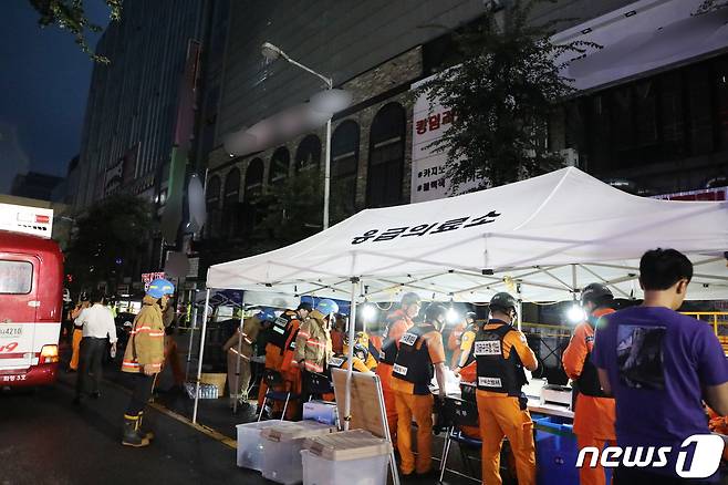27일 오전 2시39분쯤 광주 서구 치평동 한 건물 2층 클럽 내부에서 복층으로 된 구조물이 무너진 사고 현장에 소방당국이 응급의료소를 차리고 사고경위 등을 파악하고 있다. 2019.7.27/뉴스1 © News1 허단비 기자