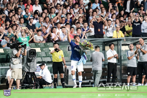 김동진(왼쪽)이 24일 홍콩스타디움에서 열린 은퇴경기에서 손을 들며 관중 환호에 화답하고 있다.출처 | 킷치 SNS